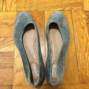 Crown Vintage Women's Gray Suede Flats